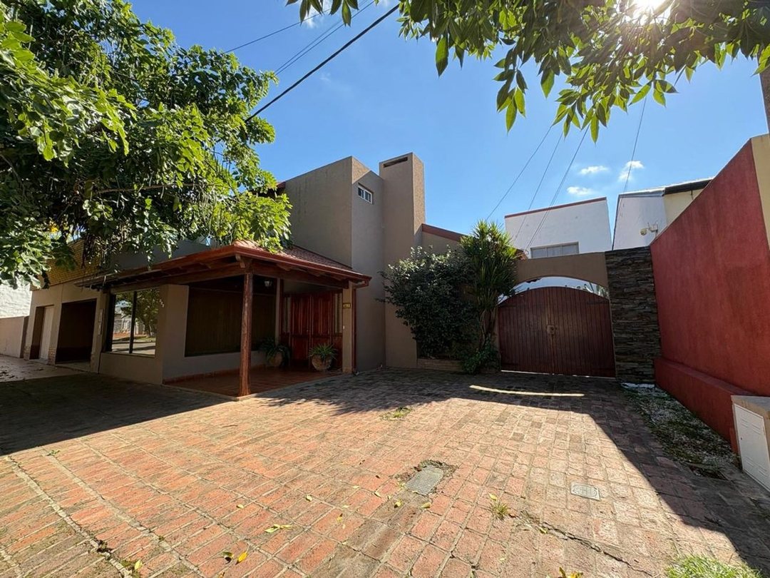 VENTA AMPLIA CASA 2 PLANTAS- CENTRO DE ESPERANZA