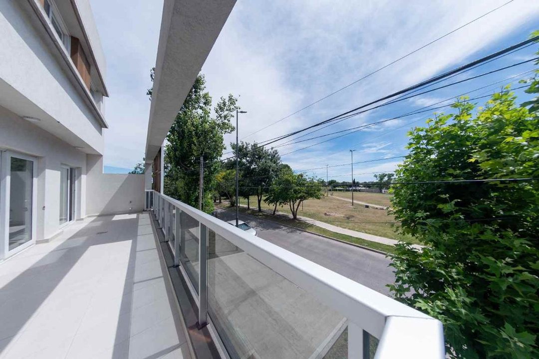 VENTA TRIPLEX A ESTRENAR C/ COCHERA EN BERAZATEGUI