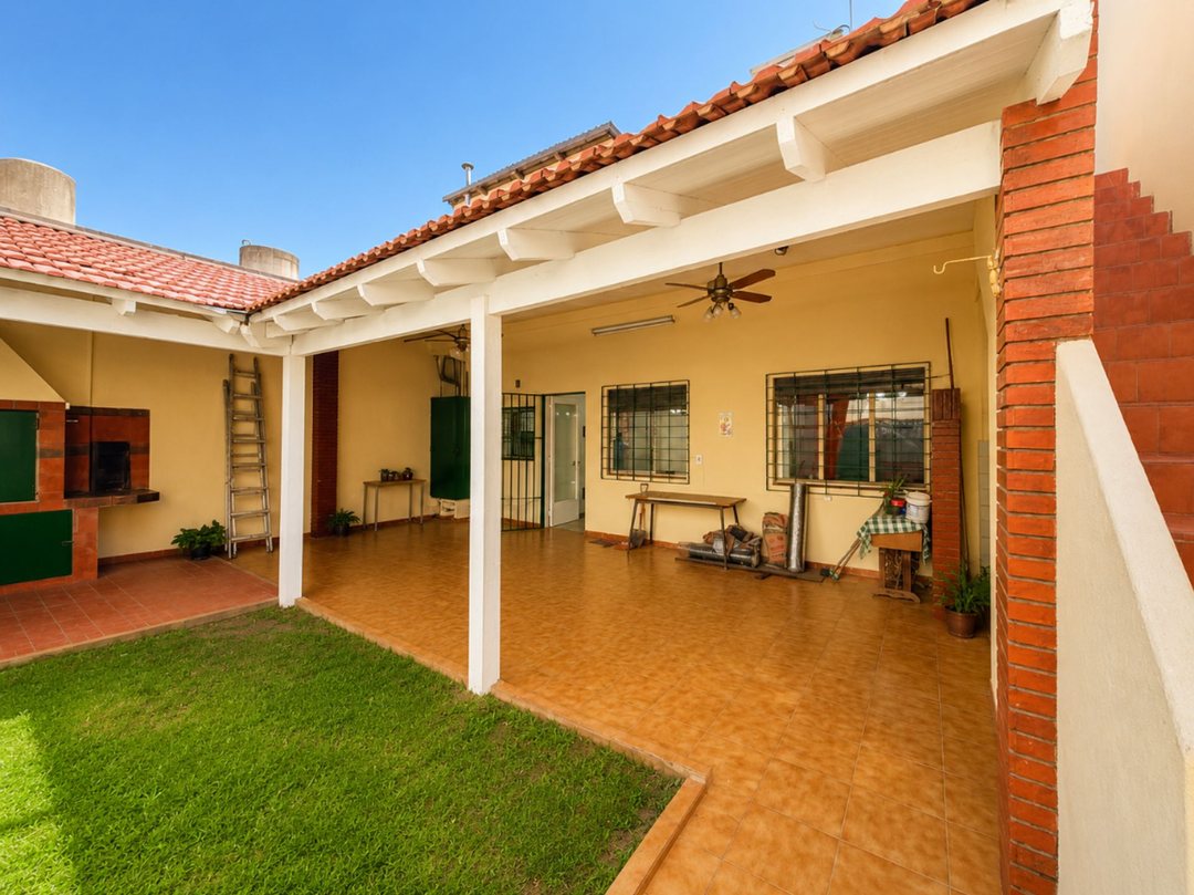 Venta Casa 5 Ambientes Patio, Cochera y Terraza