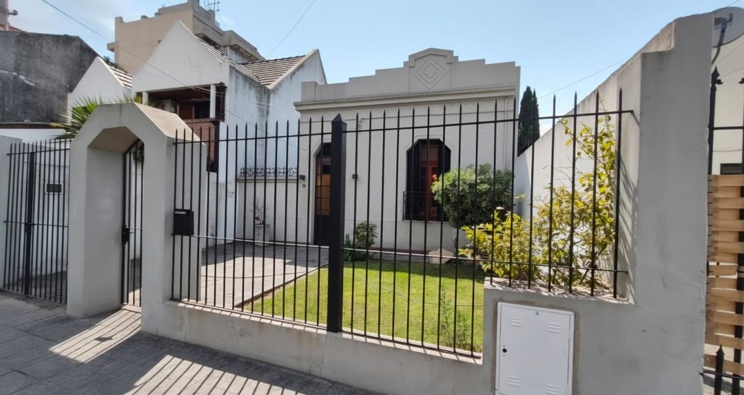EXCELENTE CASA C/COCHERA LANUS OESTE FONDO LIBRE