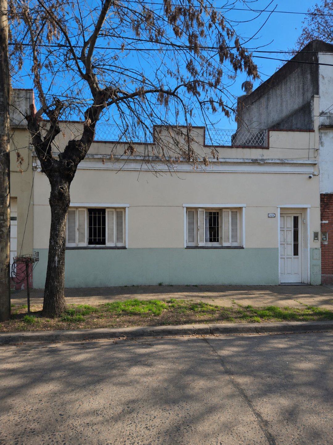 VENTA CASA MULTIFAMILIAR - CASEROS - OPORTUNIDAD