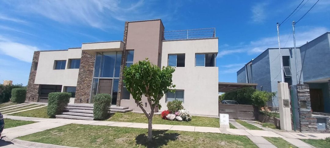CASA DE CATEGORIA EN VENTA EN BARRIO LA YAYA