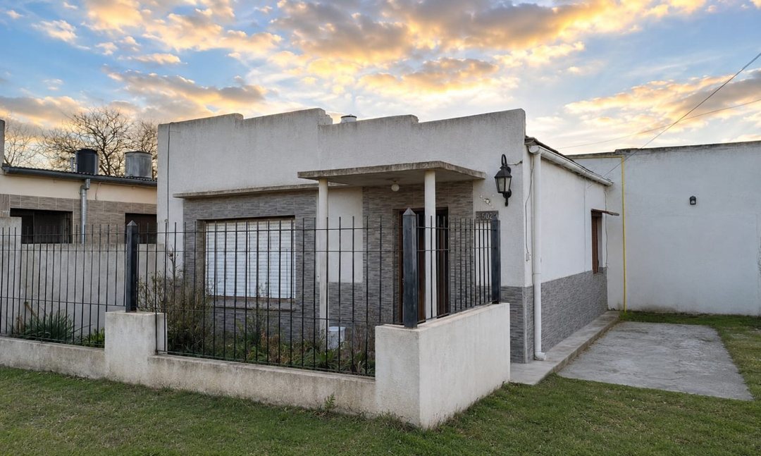 Casa  2 Dormitorios en Venta en Dolores