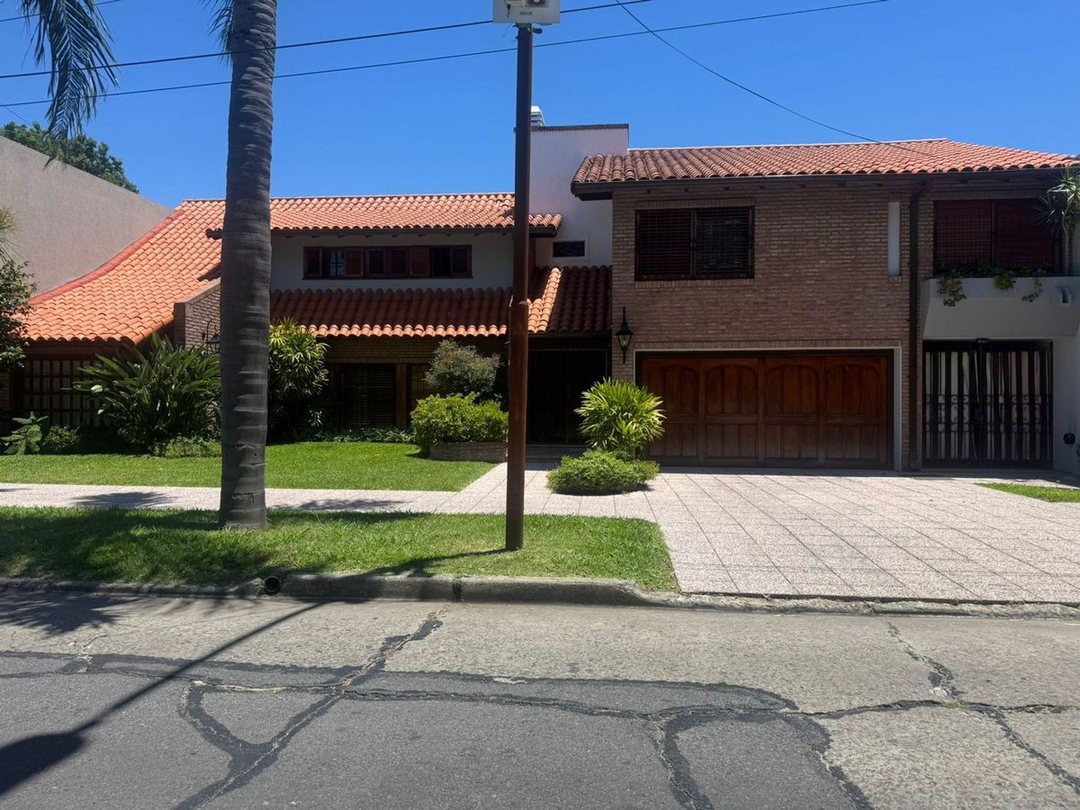 VENTA CASA 6 AMBIENTES CASTELAR CON PILETA