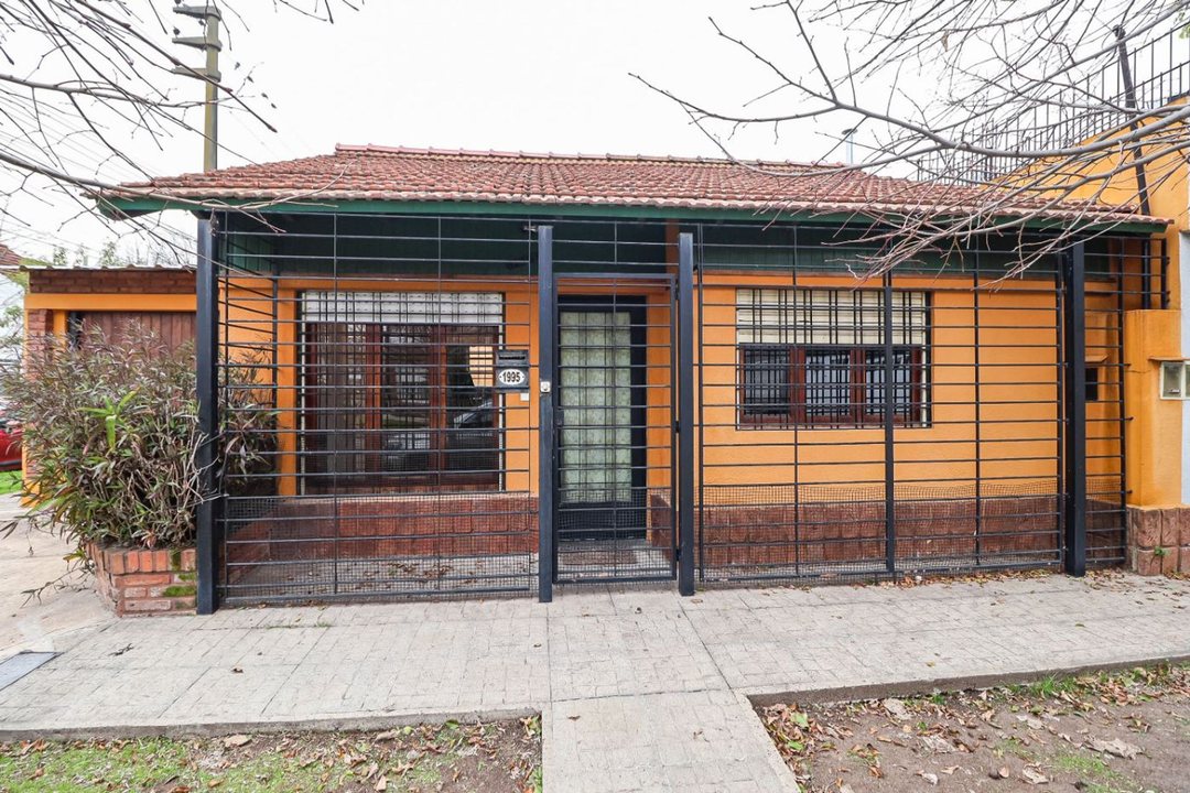 VENTA PH TIPO CASA 3 AMB COCH Y JARDIN CASTELAR