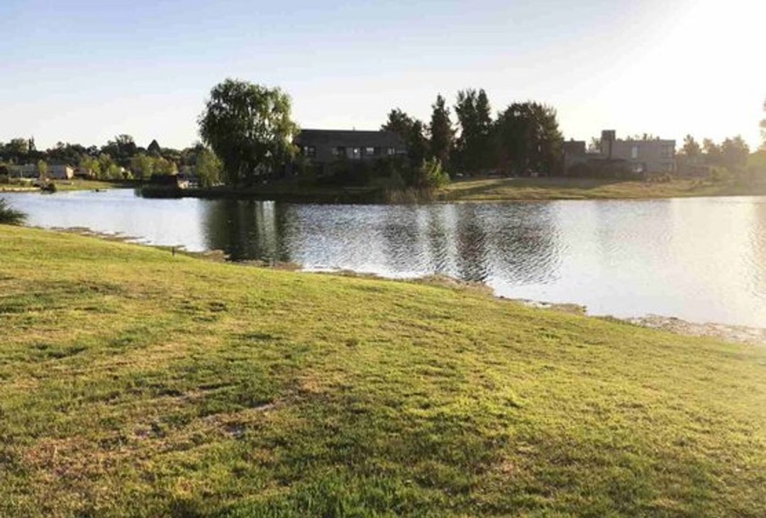 Terreno a la laguna en Barrio El Cazal 900m2
