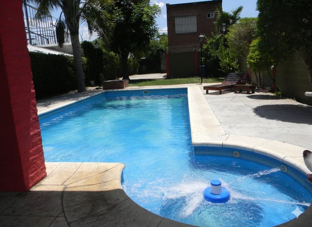 Casa con pileta y quincho en Los Polvorines