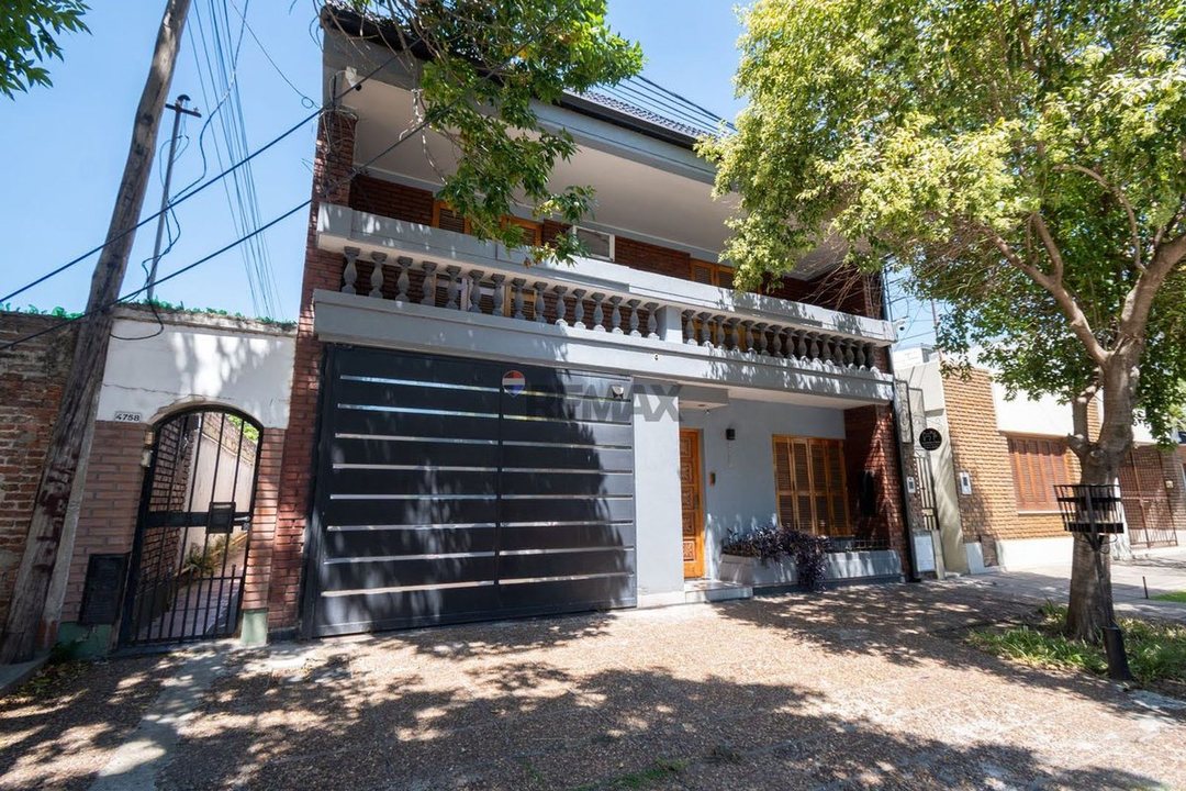 Casa 2/3 Dormitorios -Cochera y Pileta