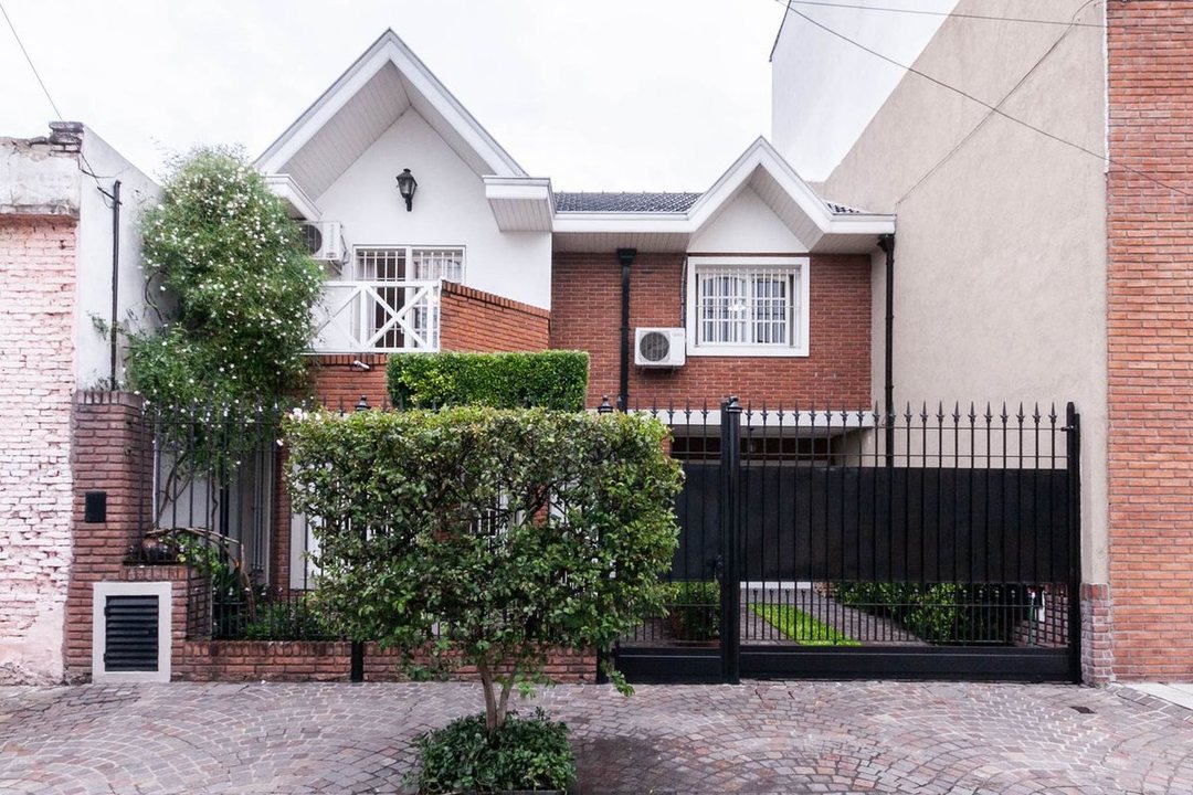 HERMOSO CHALET DE 4 AMB C/ QUINCHO Y PILETA.