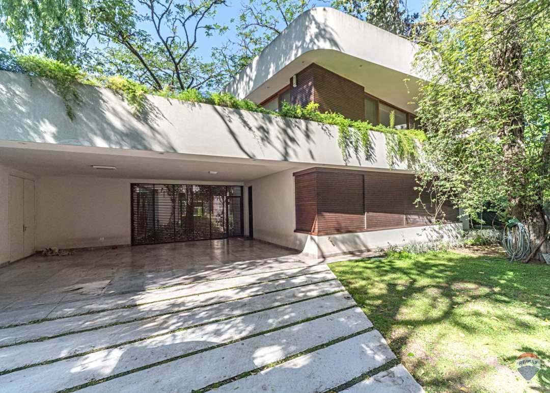 Venta casa 7 amb en Parque Leloir pileta cocheras