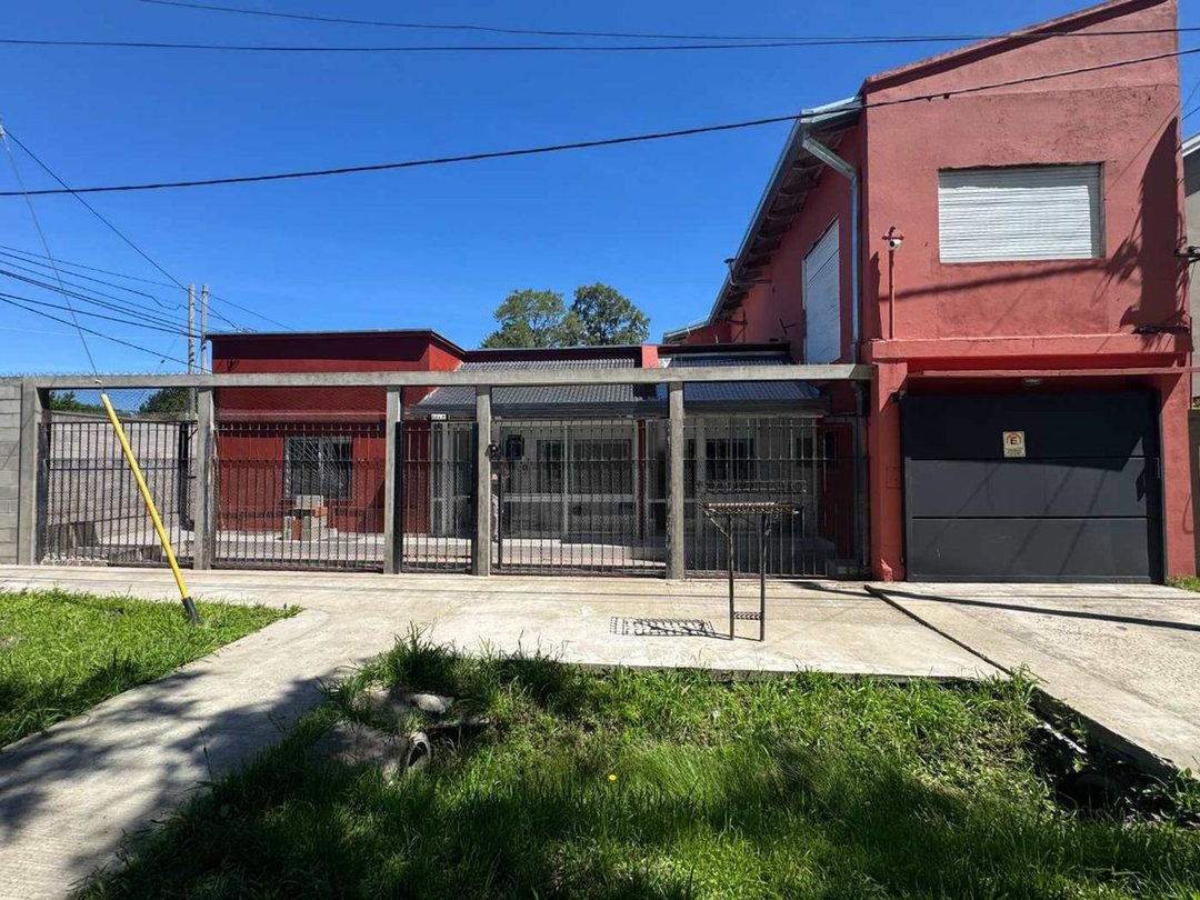 CASA 4 DORMITORIOS EN VENTA CITY BELL CON PILETA