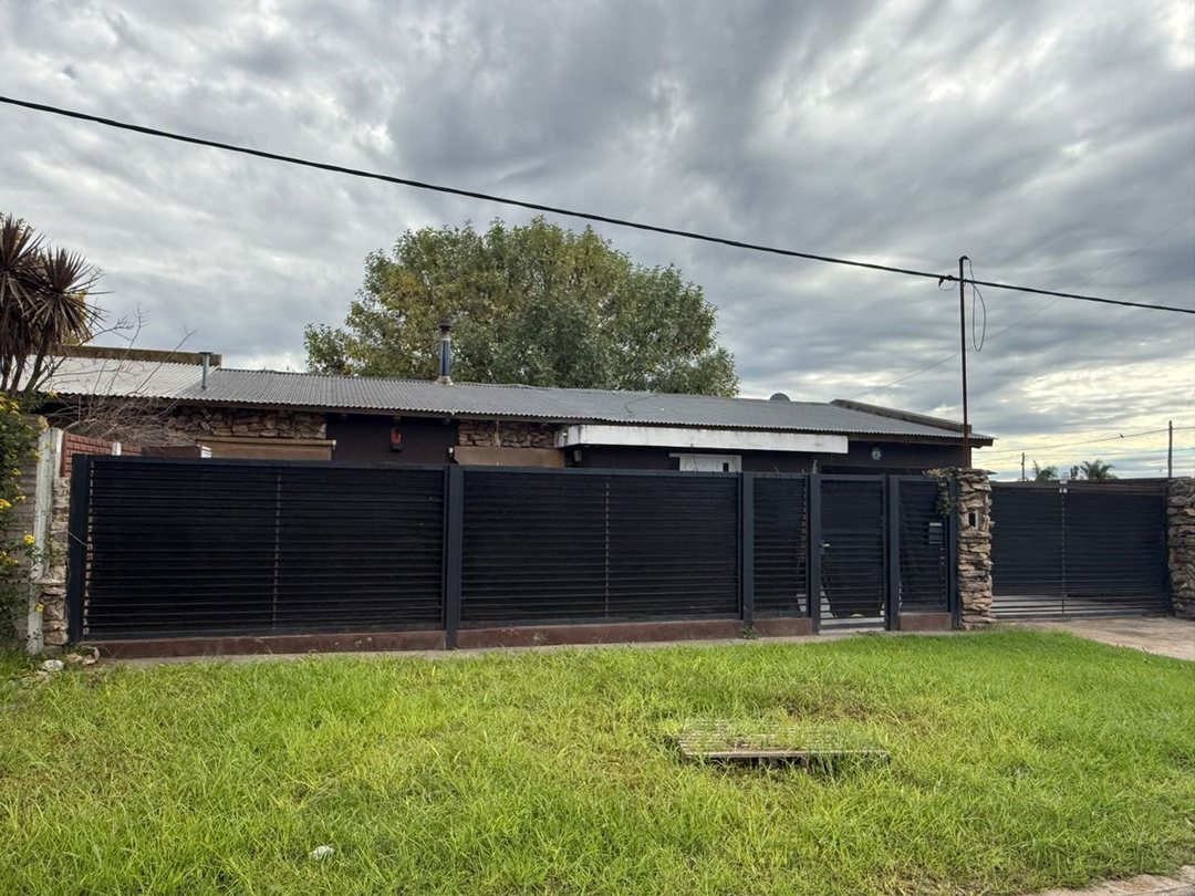CASA EN VENTA , ubicada en Coronel Dominguez.