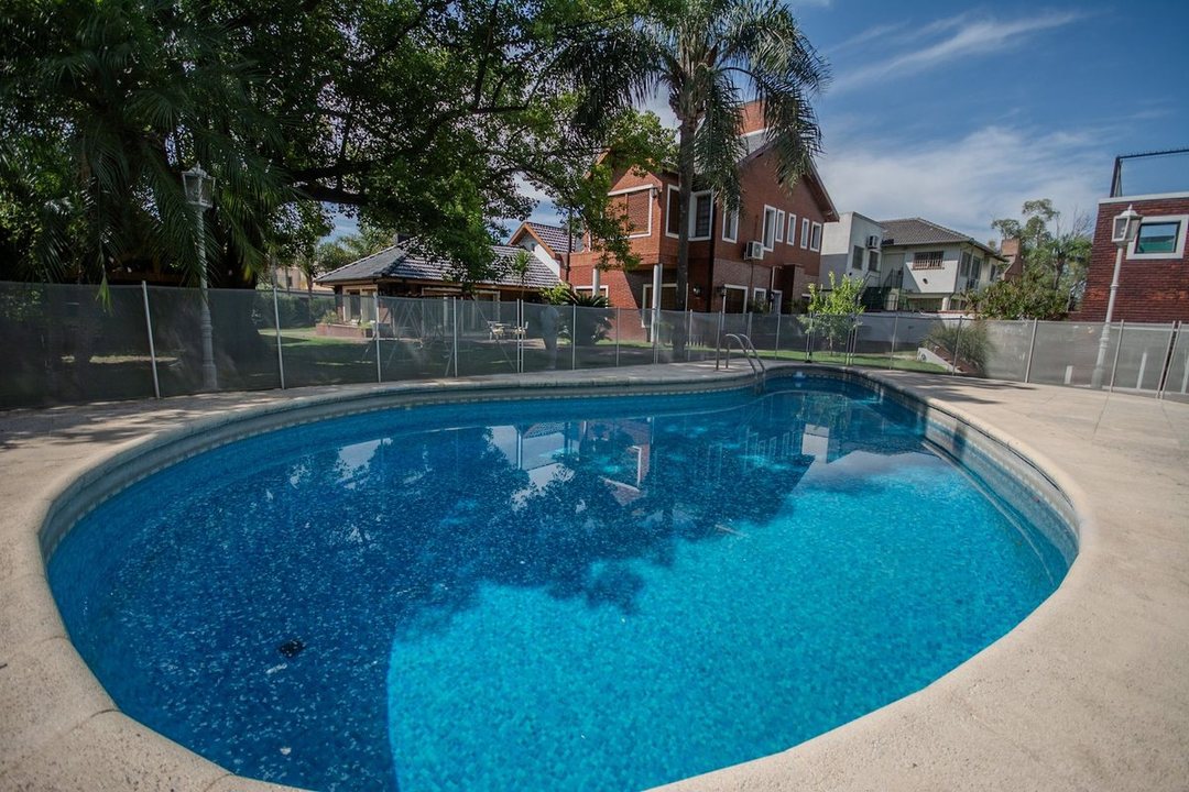 VENTA IMPONENTE CASA HURLINGHAM 2000 M2 PERMUTA