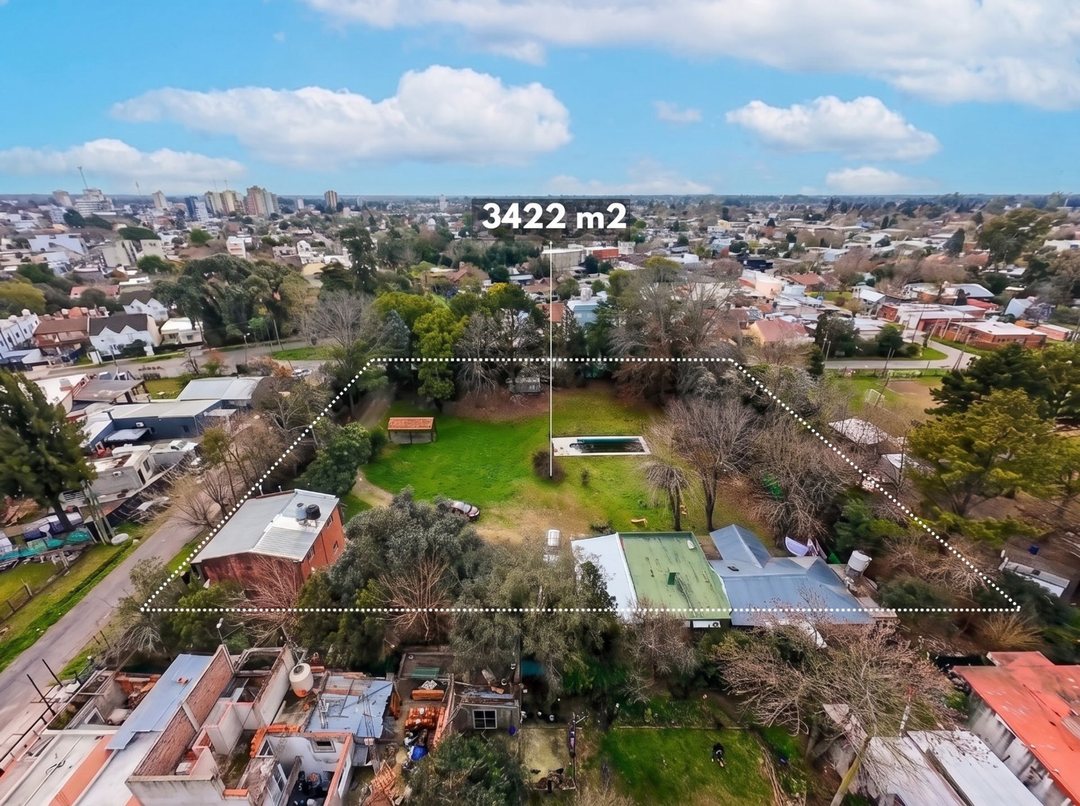 VENTA CASA MULTIFAMILIAR  LOTE 3400 M² PILAR