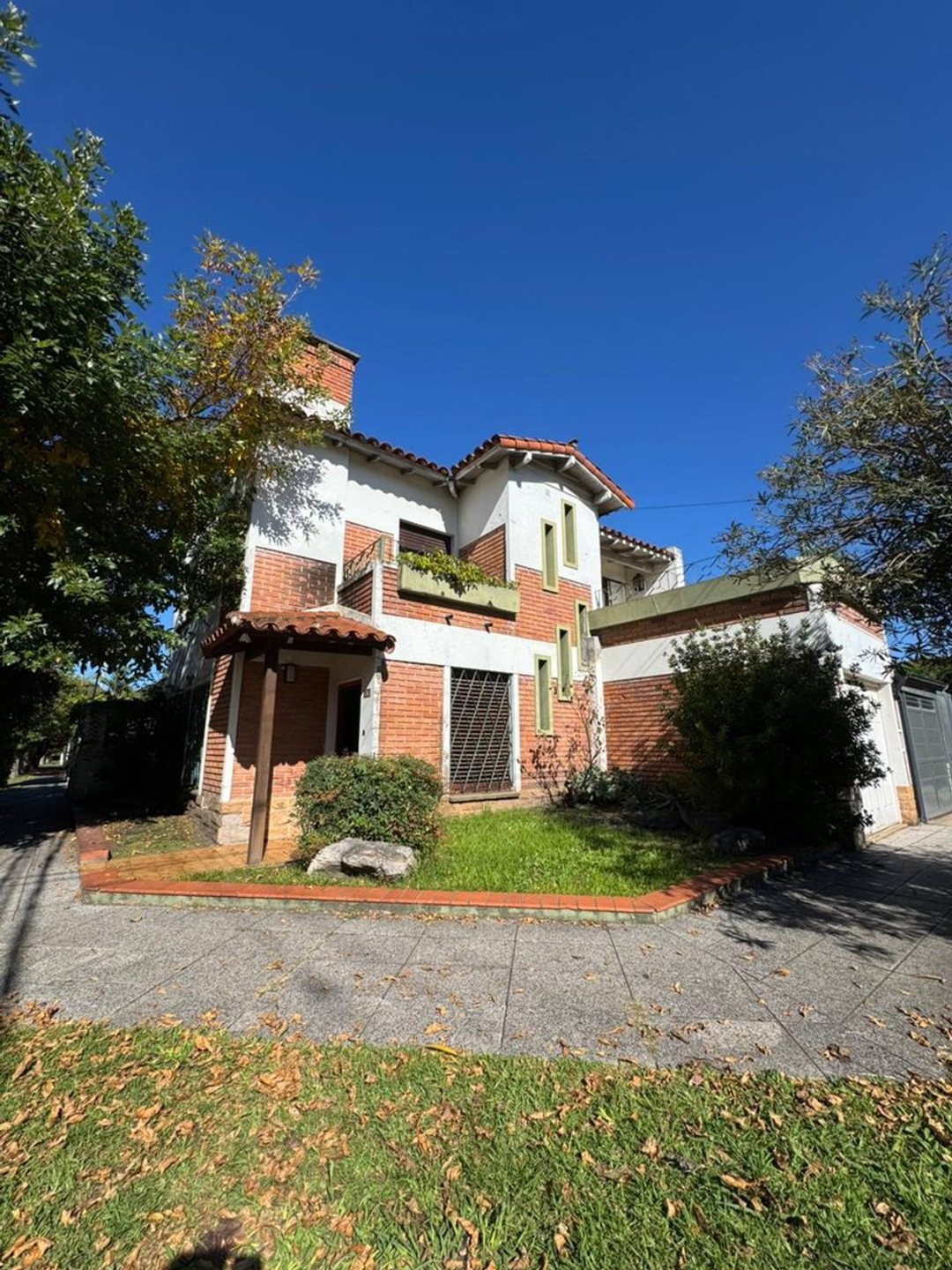 VENTA CASA 4 AMBIENTES EN CASTELAR