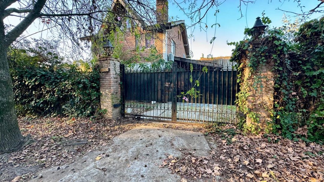 VENTA CASA 8 AMBIENTES JARDIN Y PILETA TORCUATO