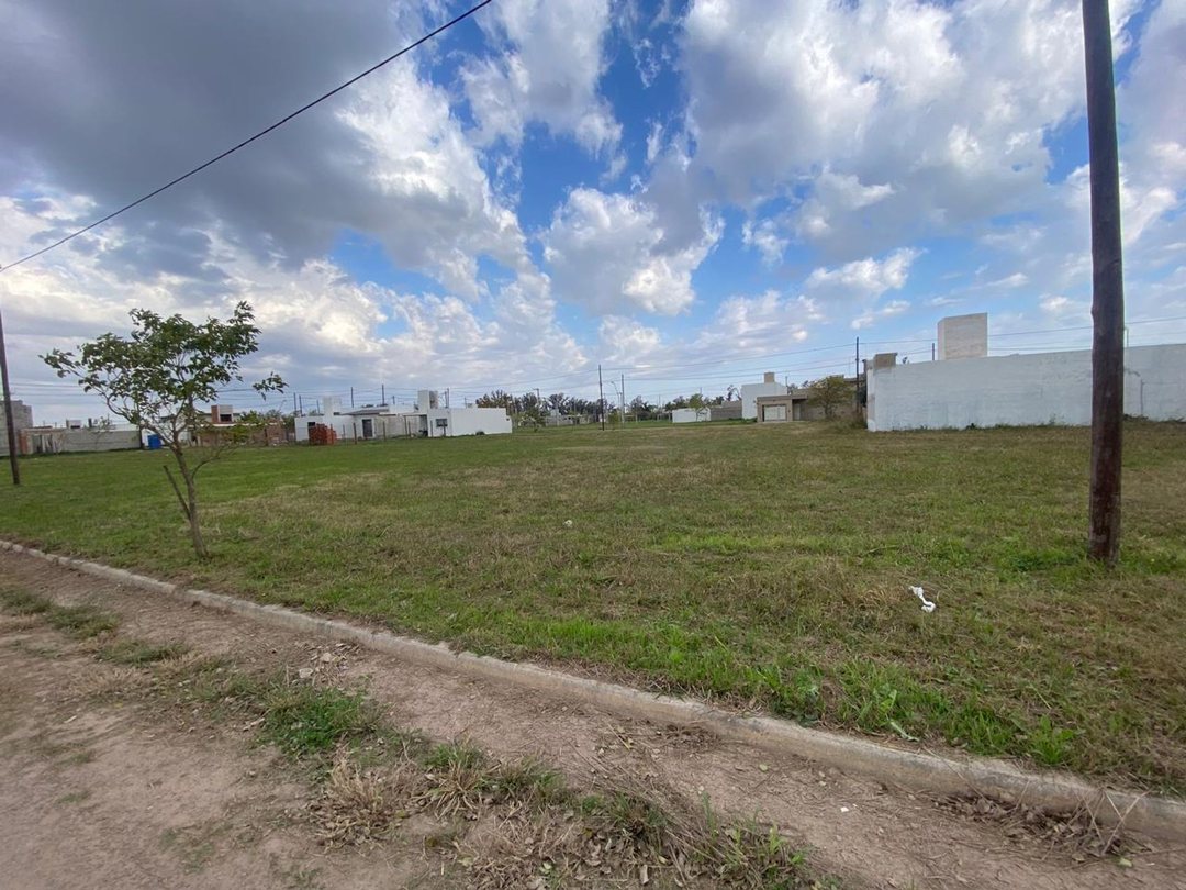 EN VENTA LOTE EN MANANTIALES