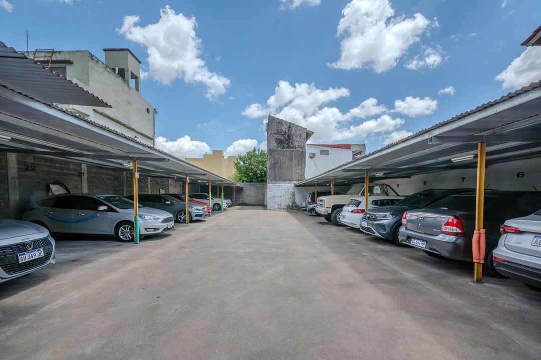 VENTA - DOBLE LOTE - 29 COCHERAS + CASA