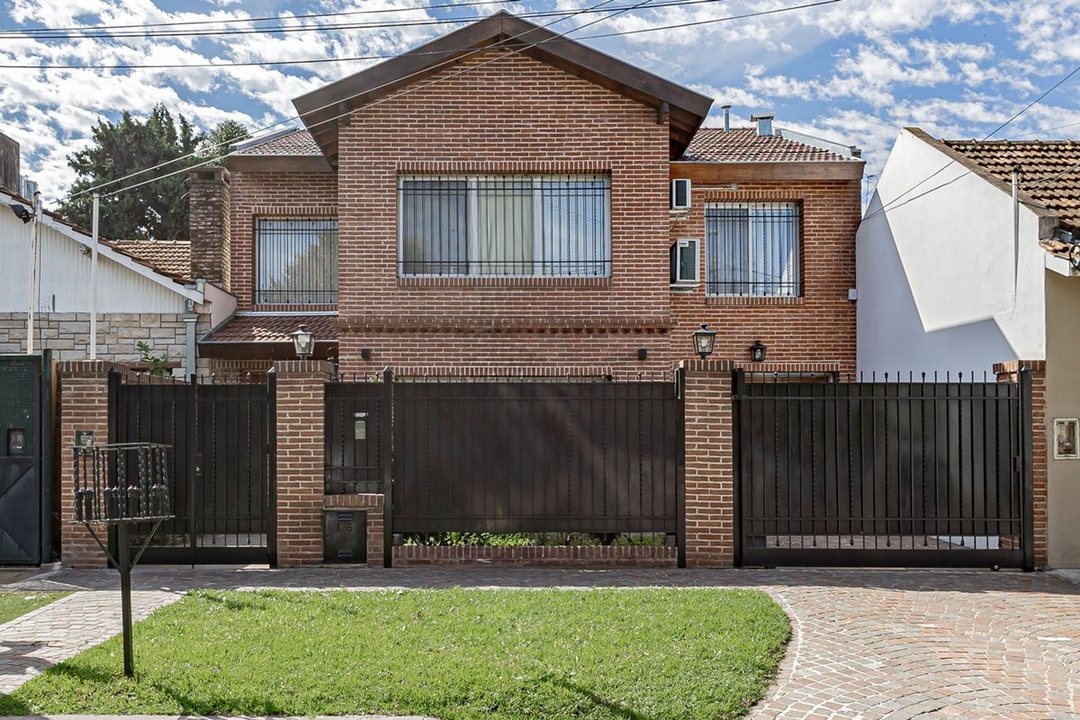 CASA 7 AMB BARRIO INGLES HURLINGHAM - APTO CREDITO