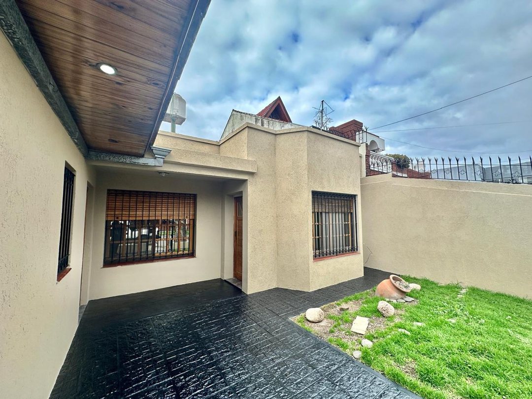 Venta casa 4 ambientes con jardín y pileta Solano