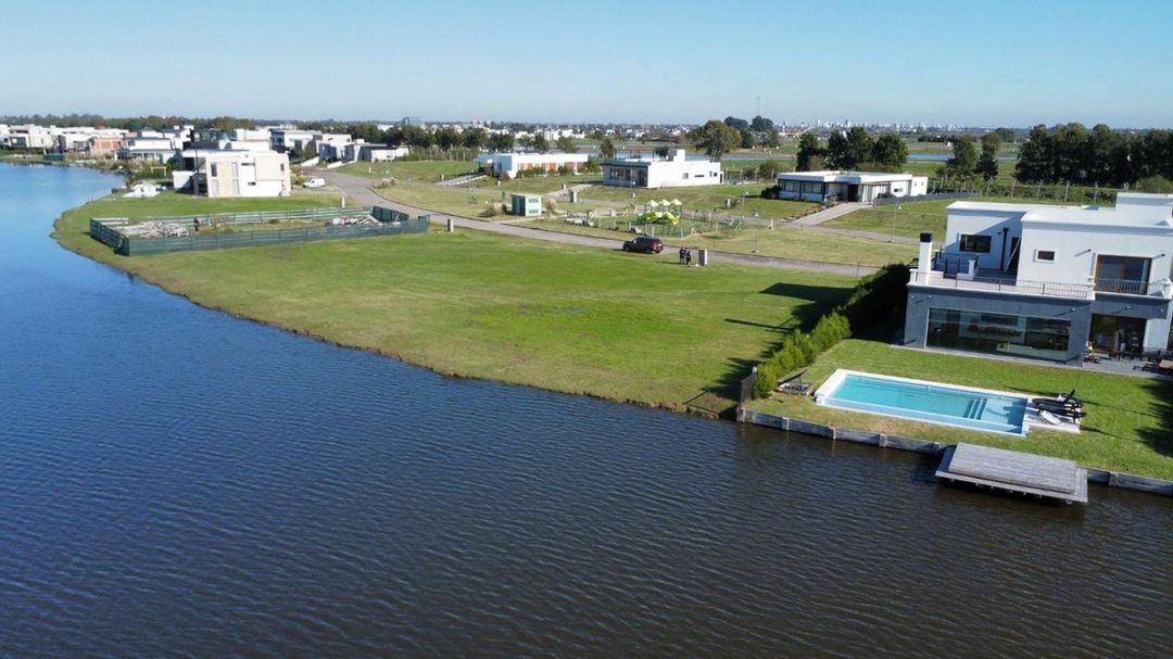 VENTA TERRENO CON BAJADA AL LAGO EN BARRIO PRIVADO