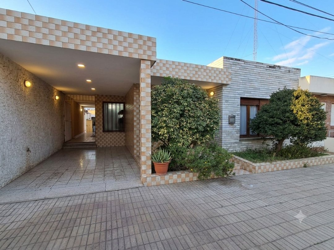 VENTA CASA CON QUINCHO-PATIO Y COCHERA.-