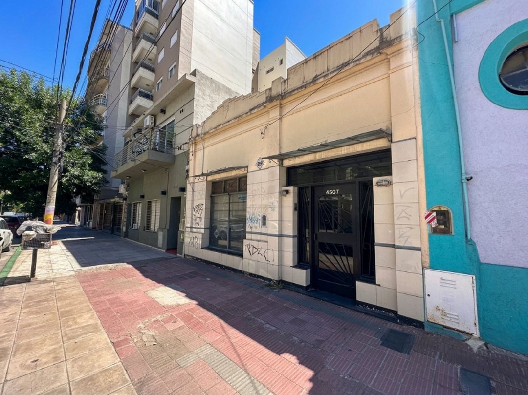 PH EN VENTA DE 3 AMBIENTES EN CASEROS CON PATIO