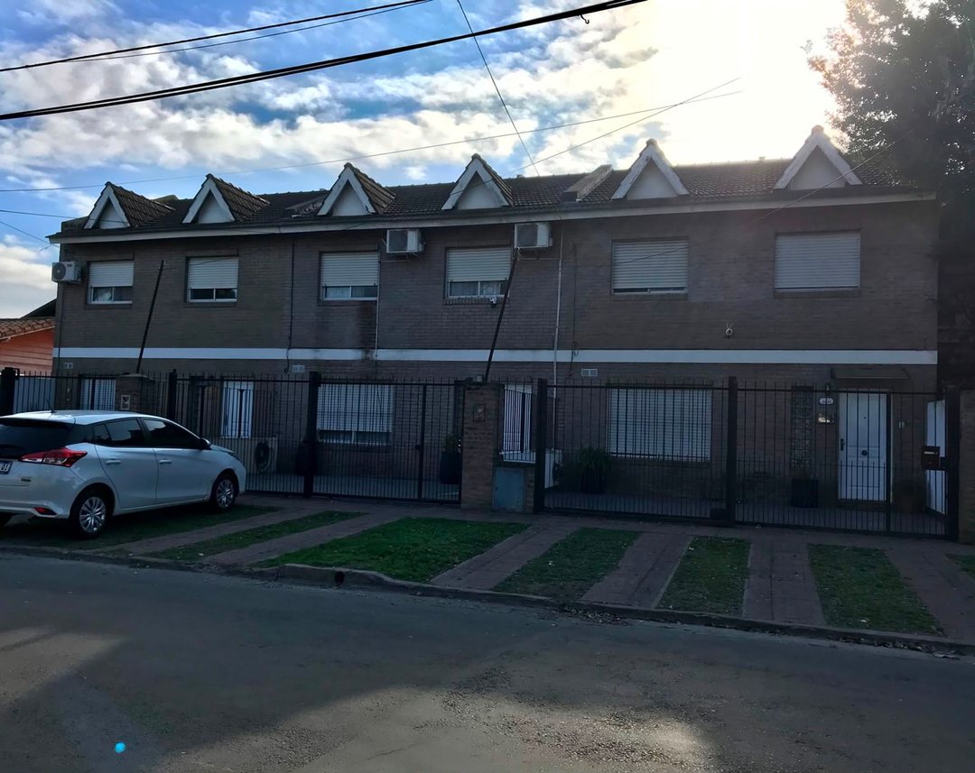 VENTA, TRIPLEX 4 AMBIENTES EN MALVINAS