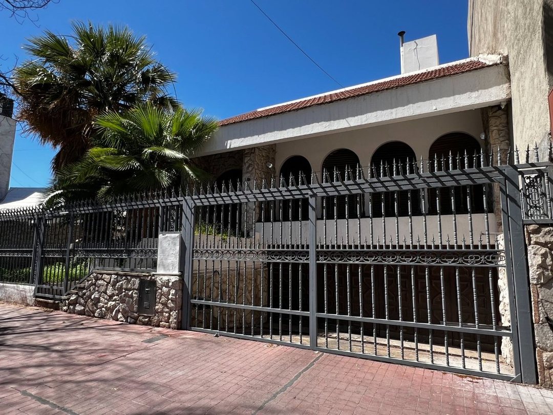 CASA DE CATEGORÍA, 3 PLANTAS, GODOY CRUZ