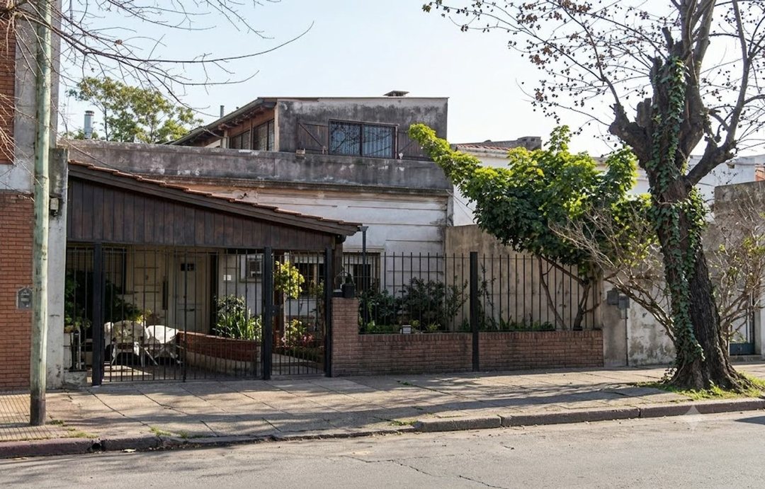 Casa 3 ambientes  terraza quincho cochera y jardín