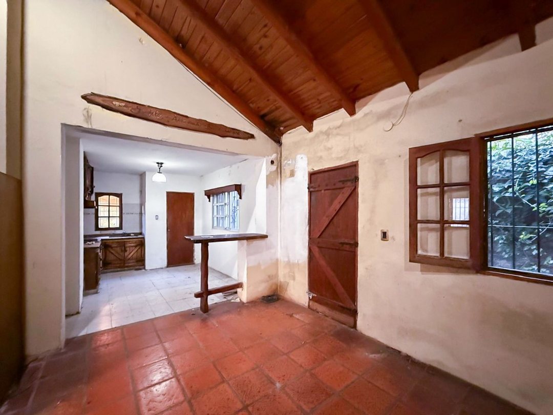 CASA DE PASILLO EN VENTA 2 DORMITORIOS FISHERTON