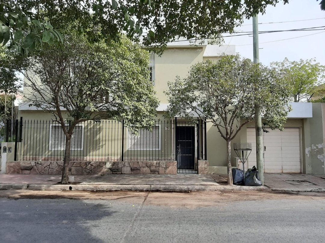 VENTA  CASA 5 DORMITORIOS BARRIO  LOS PLATANOS