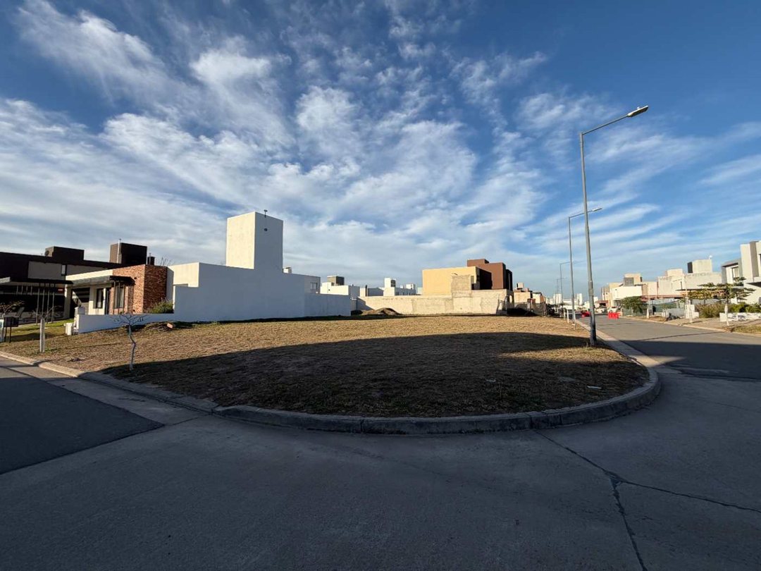 LOTE ESQ. 364M2 SOLARES MANANTIALES II APTO DUPLEX
