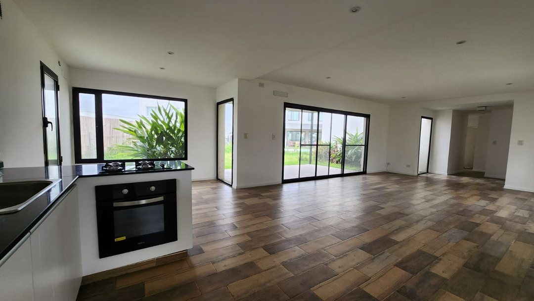 Casa 4 ambientes a la venta en Barrio Santo Tomás