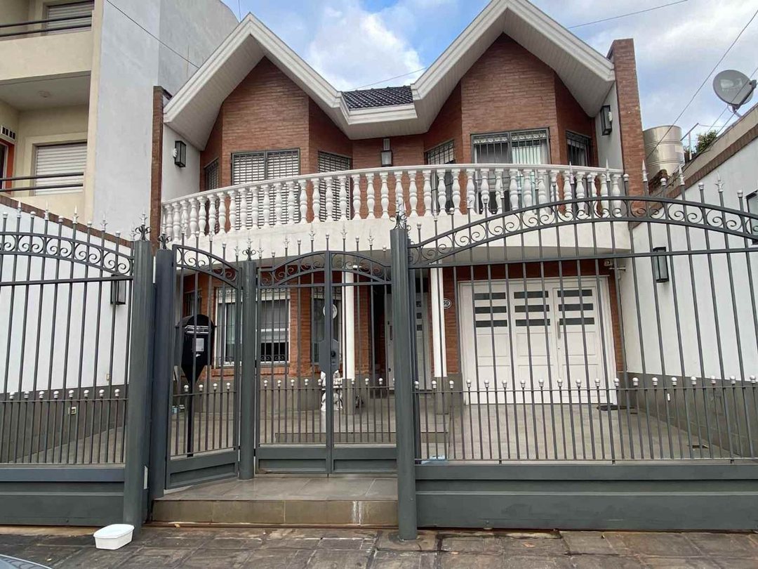 Excelente Casa 7 Ambientes con Pileta climatizada