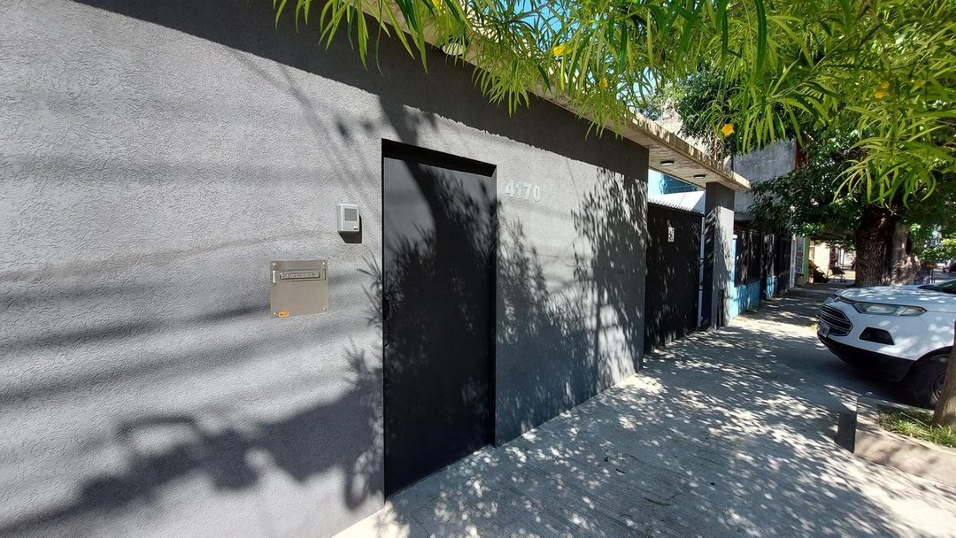 VENTA HERMOSA CASA 3 AMBS CON JARDIN Y COCHERAS