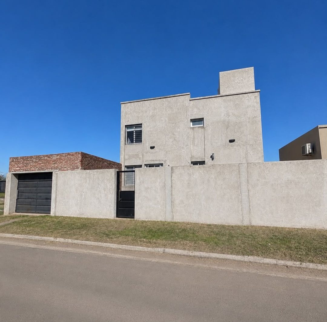 CASA EN VENTA EN PERGAMINO CON PATIO