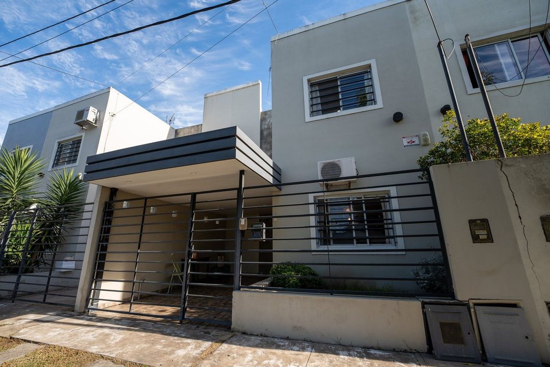 CASA DUPLEX VENTA LA PLATA 3 DORMITORIOS COCHERA