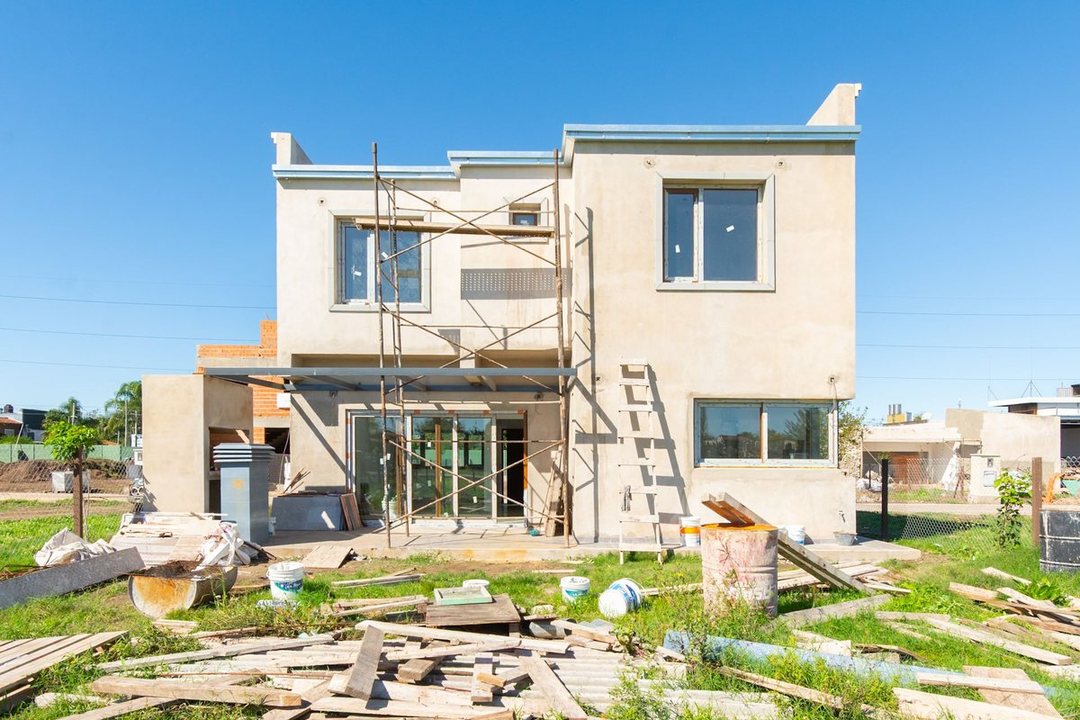 VENTA CASA EN B CERRADO ITUZAINGO FINANCIA PERMUTA