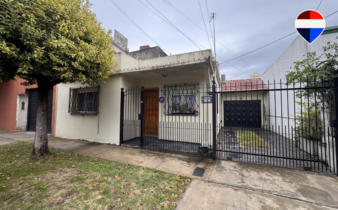 VENTA CASA 3 AMBIENTES CON JARDIN COCHERA DOBLE