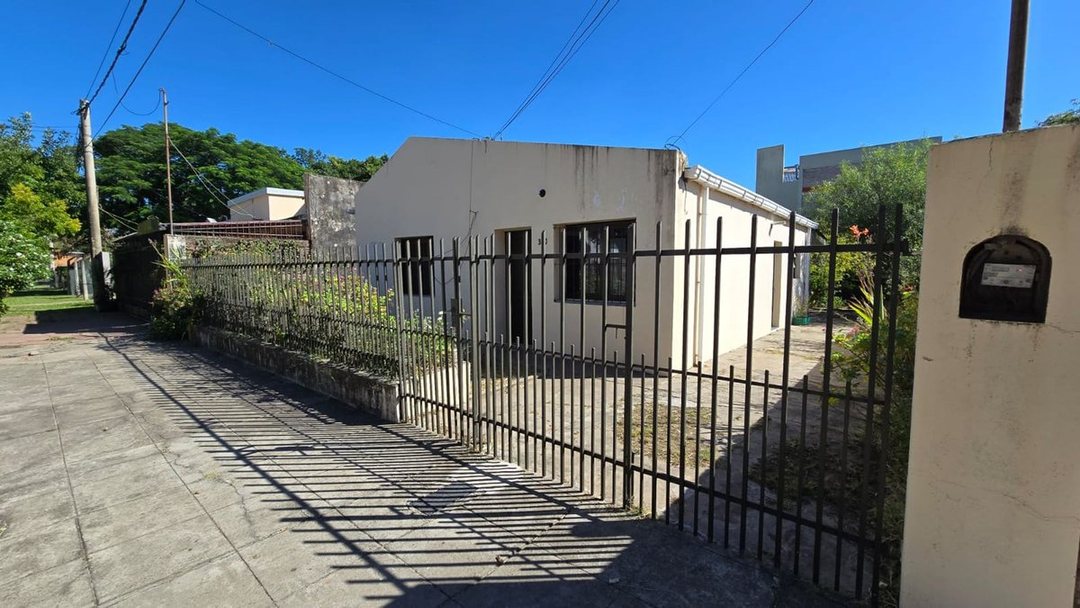 SE VENDE CASA PARA REFACCIONAR - FINANCIADA