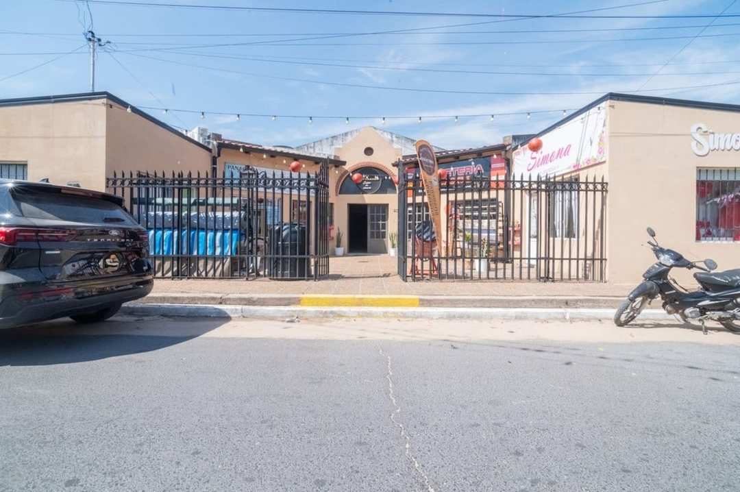 SE VENDE SALON DE EVENTOS Y 4 LOCALES COMERCIALES