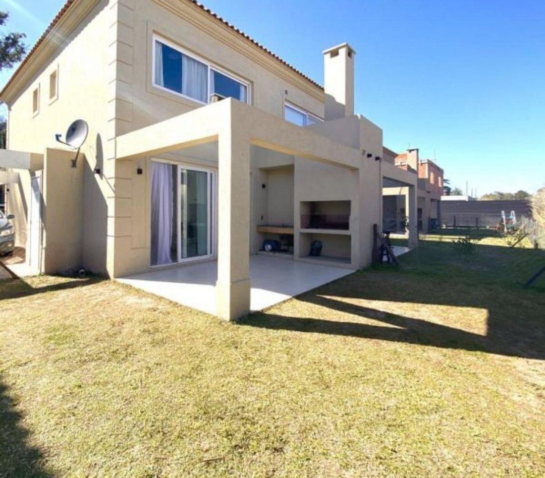 Casa 4 amb en alquiler en Pilar c/jardín y cochera