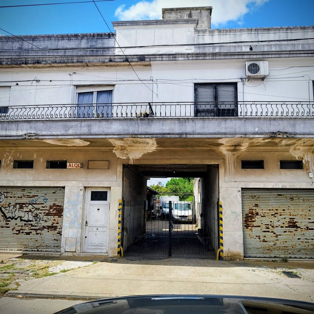 Venta en block, locales, galpón, garaje y vivienda