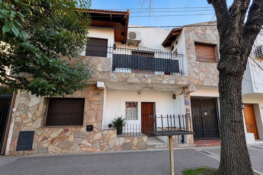 CASA EN VENTA LA PLATA