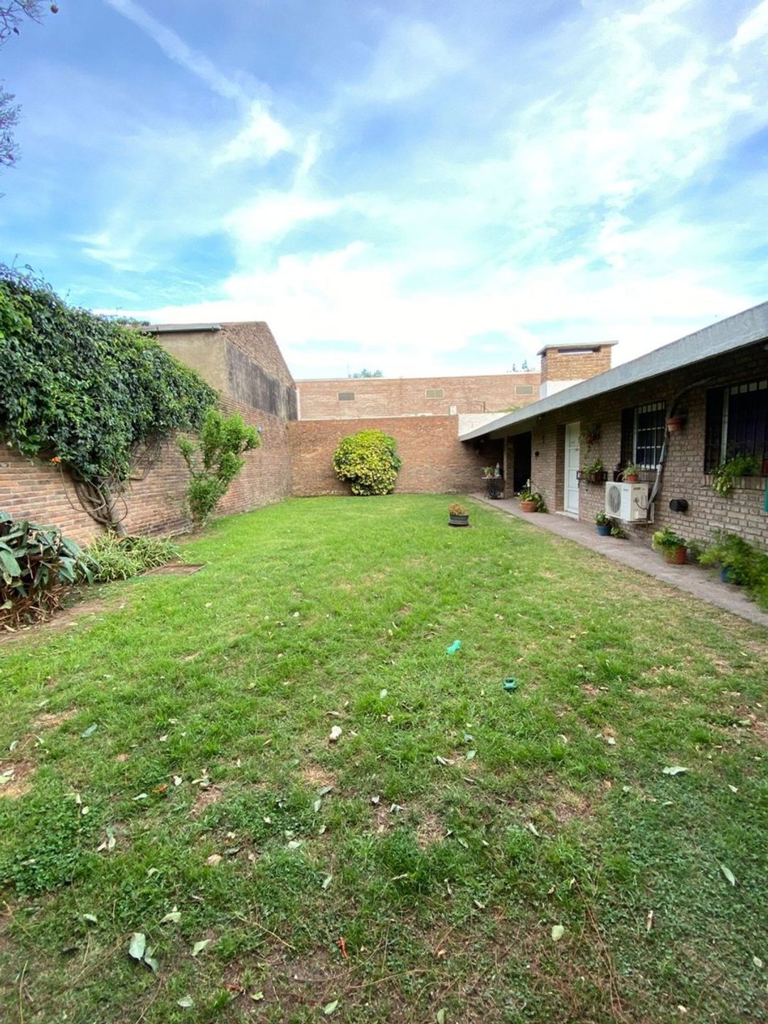 CASA EN VENTA EN ARROYITO -IMPORTANTE LOTE 350MTS2