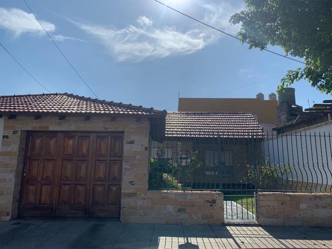 CASA EN LOTE PROPIO C/ PARQUE