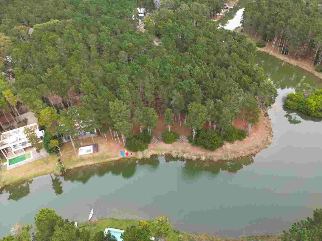 VENTA LOTE VILLA ROBLES CON FONDO A LA LAGUNA