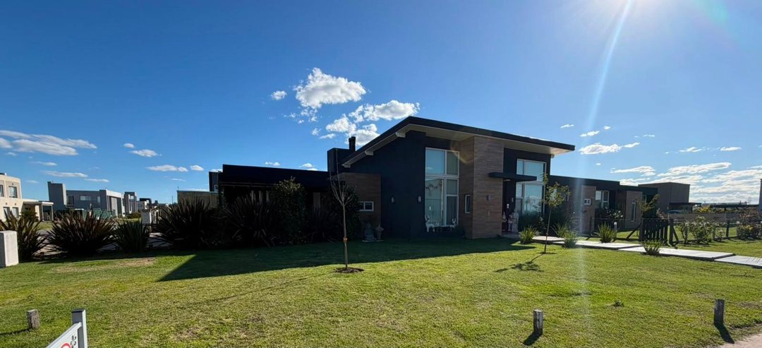 CASA EN VENTA 6 AMBIENTES CON PILETA Y DOS QUINCHO