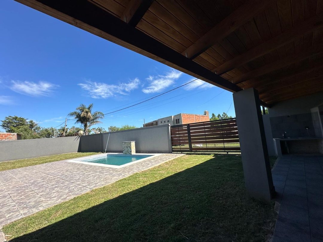 VENTA QUINTA CON DOS UNIDADES DE VIVIENDA( SAUCE )